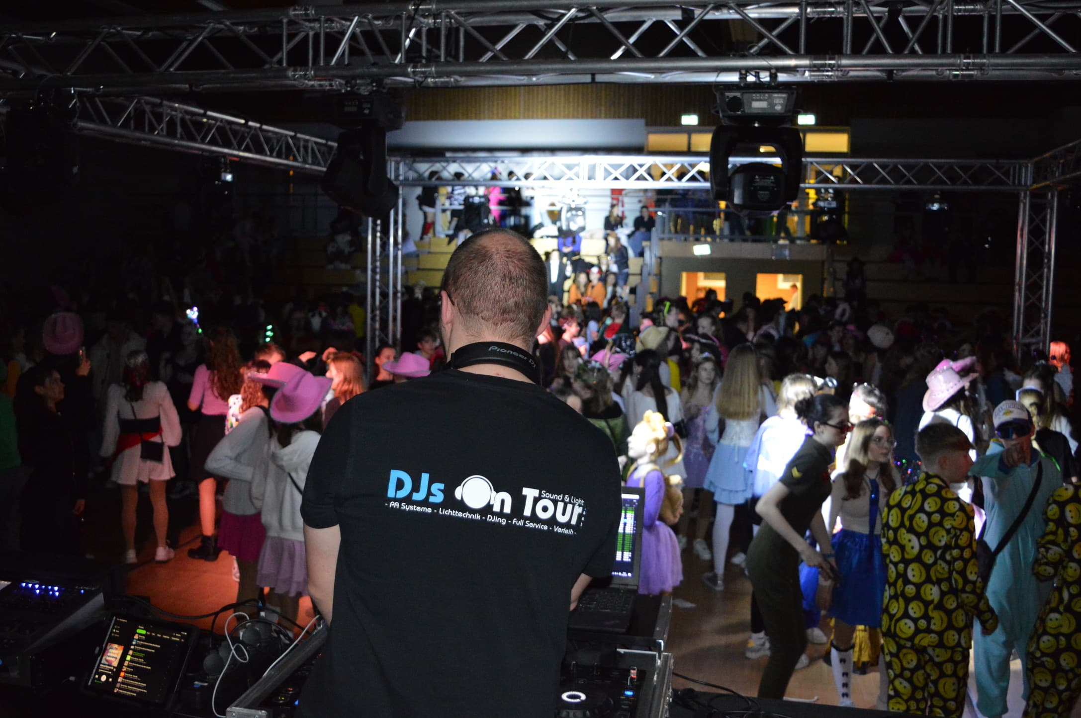 Altweiber Jugenddisco in der Erka Halle Erkelenz